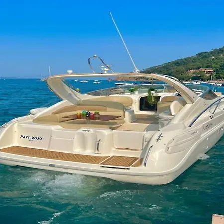 Luxury With Large Terrace דירה *